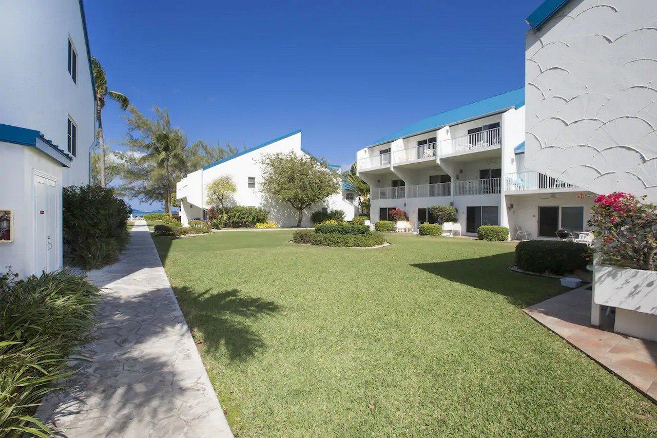 Villas Of The Galleon Seven Mile Beach Экстерьер фото