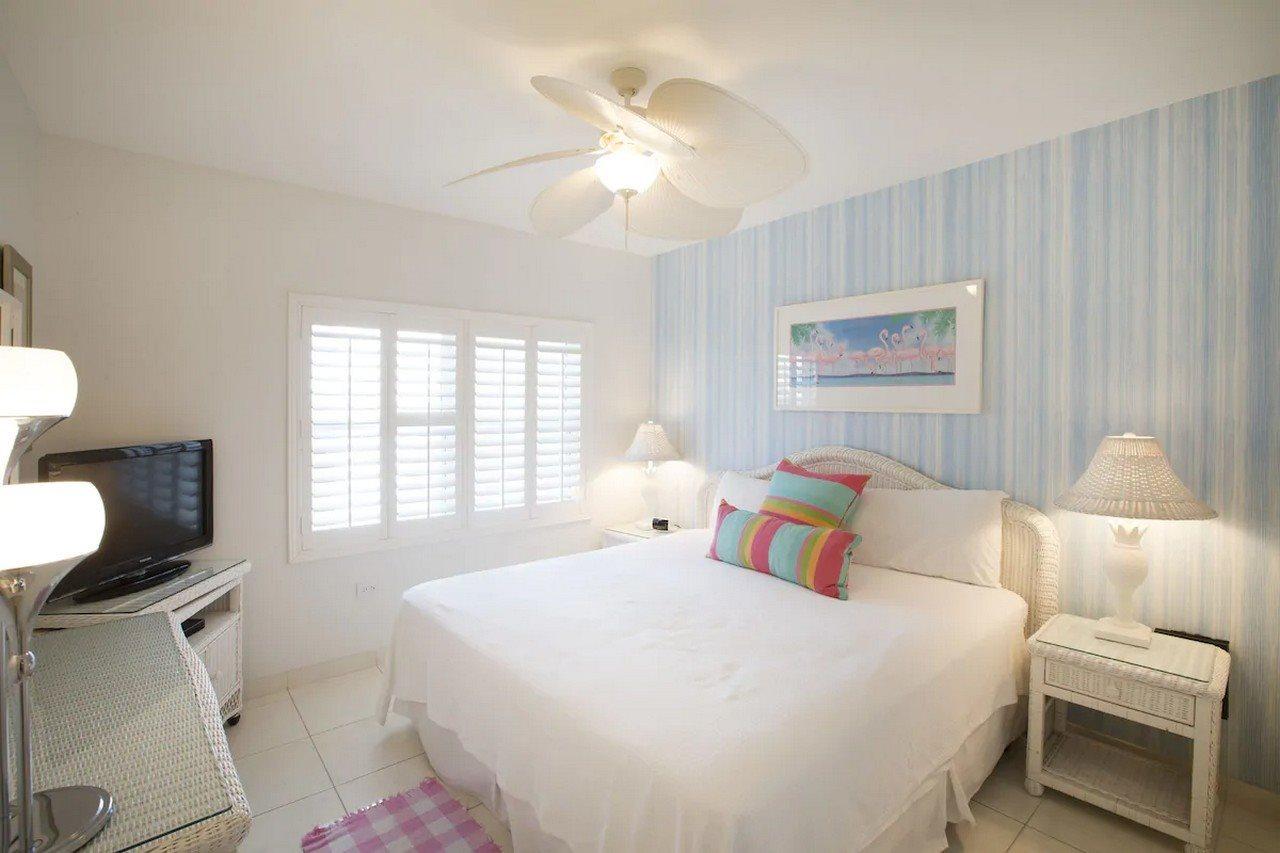 Villas Of The Galleon Seven Mile Beach Экстерьер фото