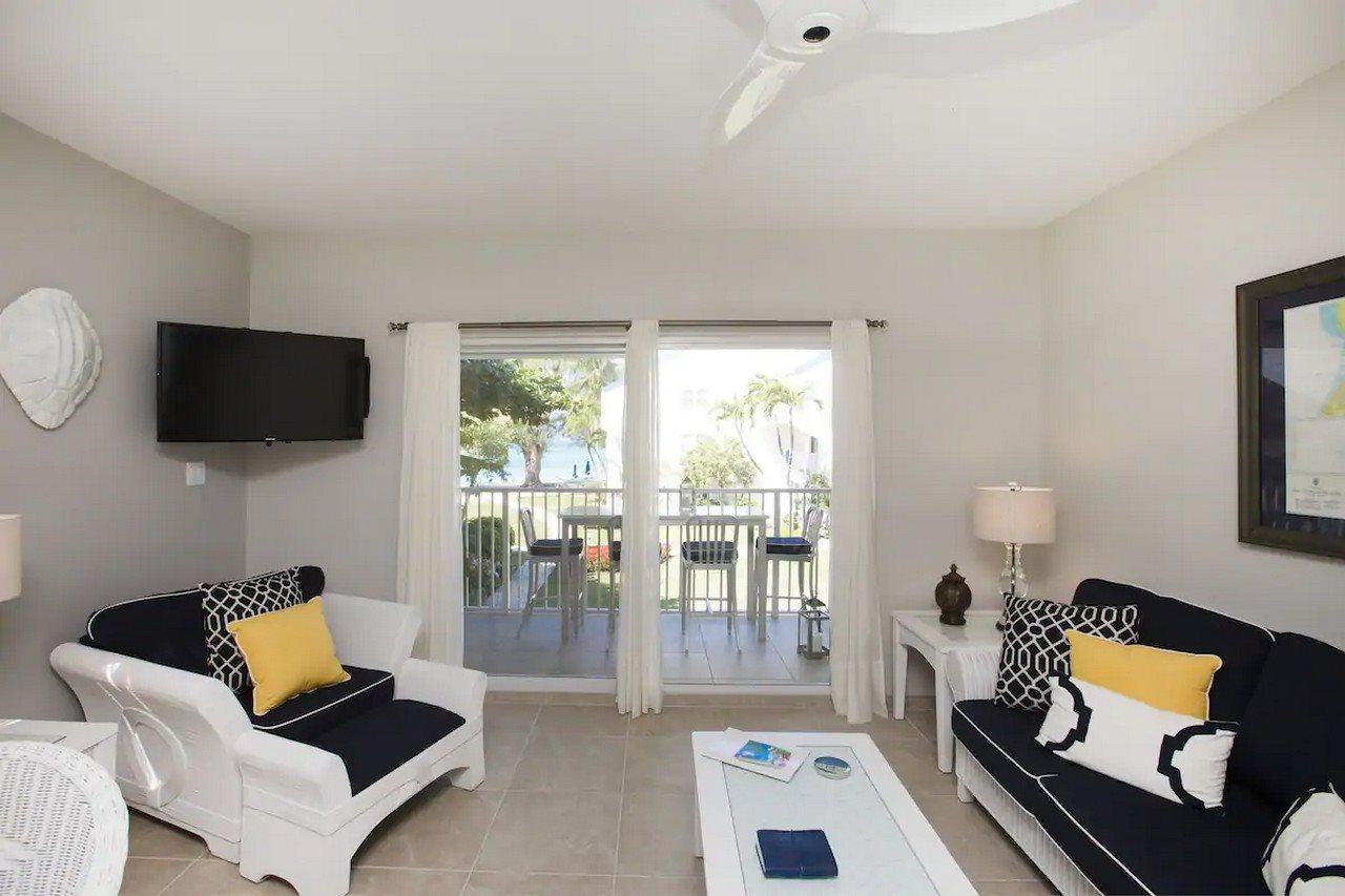 Villas Of The Galleon Seven Mile Beach Экстерьер фото