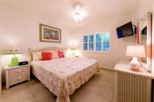 Villas Of The Galleon Seven Mile Beach Экстерьер фото