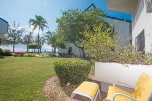 Villas Of The Galleon Seven Mile Beach Экстерьер фото