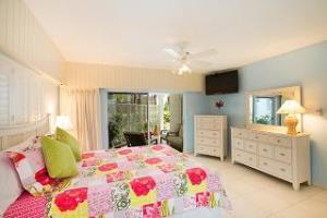 Villas Of The Galleon Seven Mile Beach Экстерьер фото