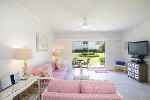 Villas Of The Galleon Seven Mile Beach Экстерьер фото
