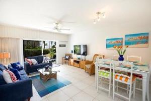 Villas Of The Galleon Seven Mile Beach Экстерьер фото